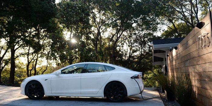 Tesla Model S Cargando En Una Casa Mediante Destination Charger